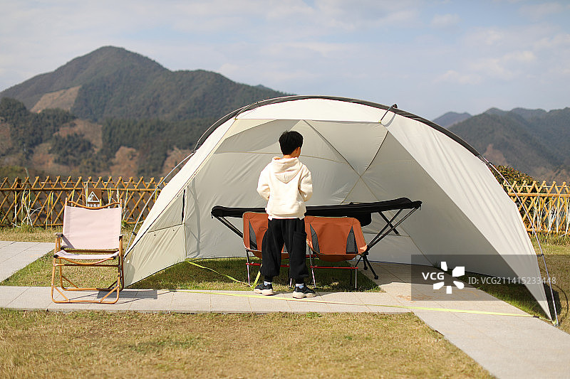 在帐篷里休息的男孩图片素材