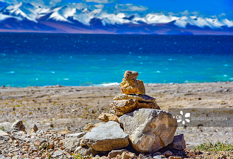 西藏纳木措岸边玛尼石图片素材