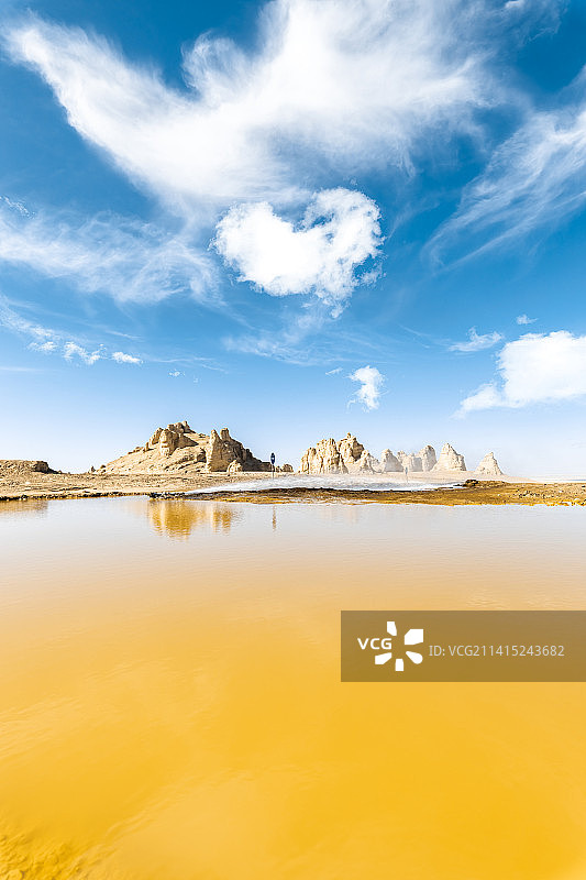青海冷湖镇俄博梁雅丹地貌的硫磺湖自然地貌景观图片素材