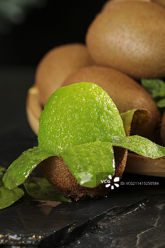 黑底上的翠香猕猴桃图片素材