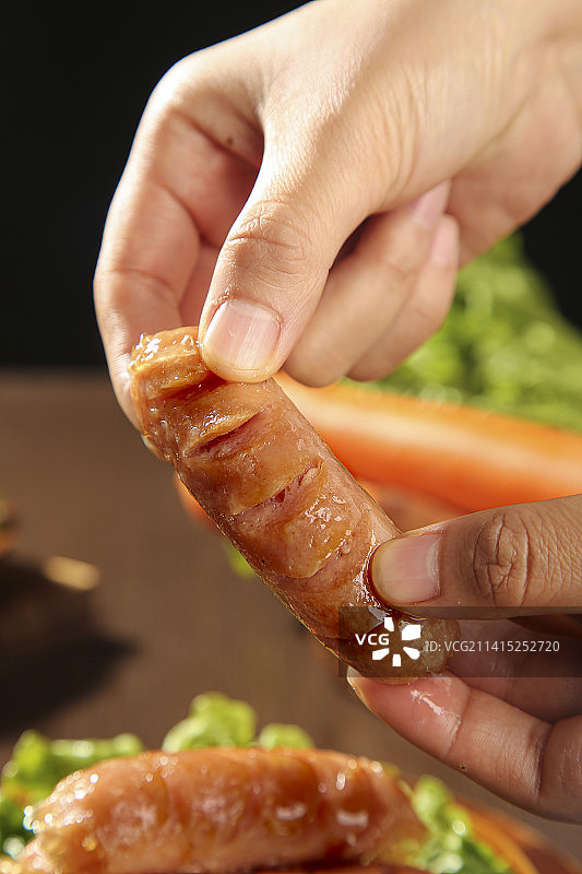 木底上的烤肠图片素材