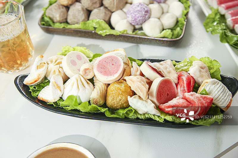 浅底上的火锅丸子图片素材