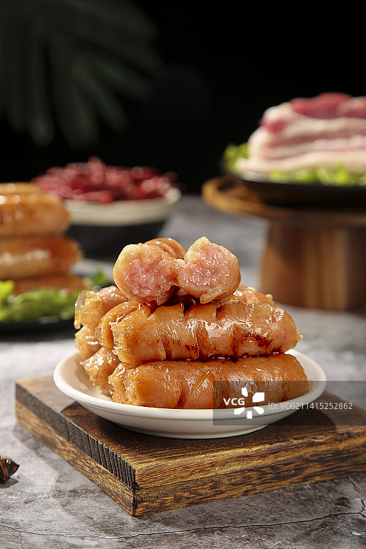 深底上的烤肠图片素材