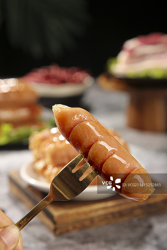 深底上的烤肠图片素材