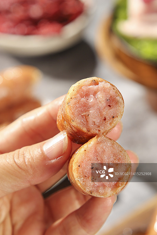 深底上的烤肠图片素材