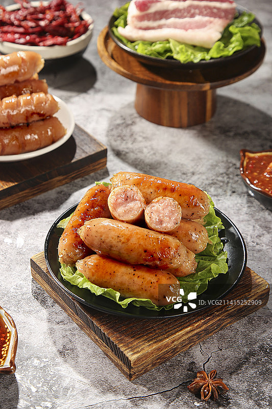 深底上的烤肠图片素材