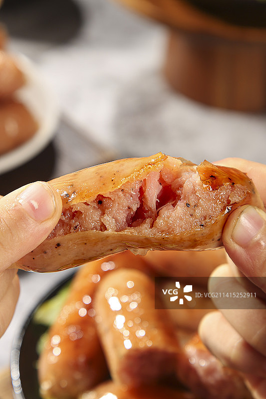 深底上的烤肠图片素材