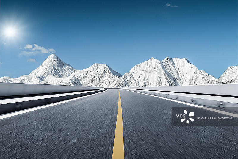 雪山背景的商业汽车广告背景图图片素材