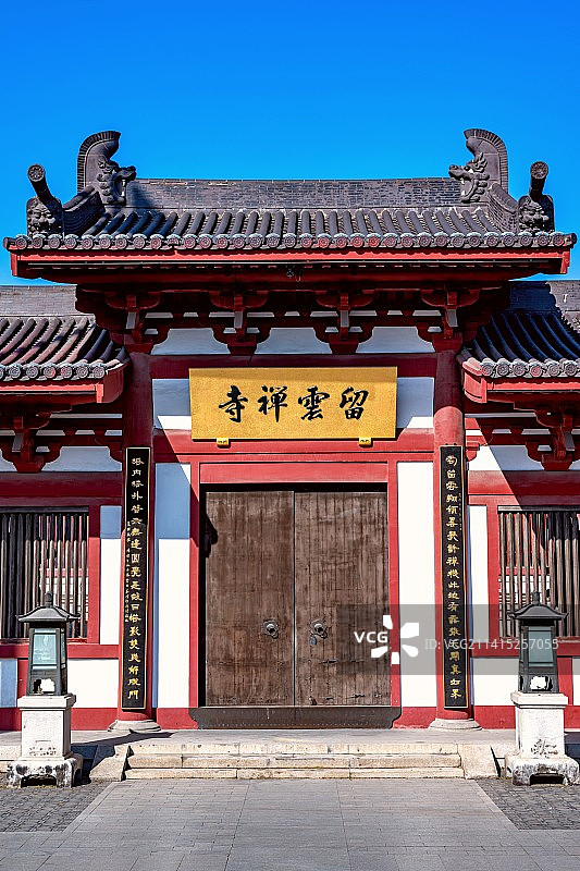 纯净蓝色天空下的上海嘉定南翔留云禅寺寺庙门图片素材