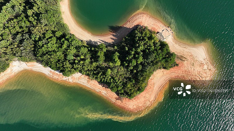 湖南岳阳市铁山水库水流冲刷航拍图片素材
