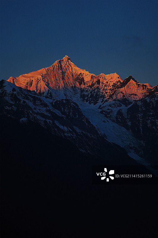 梅里雪山的日照金山！图片素材