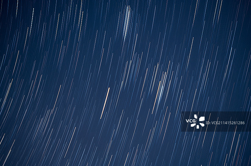 夜晚的星轨流动图片素材
