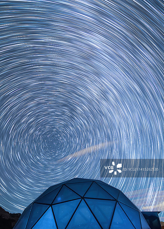 青海三江源星空营地-玻璃屋星轨图片素材