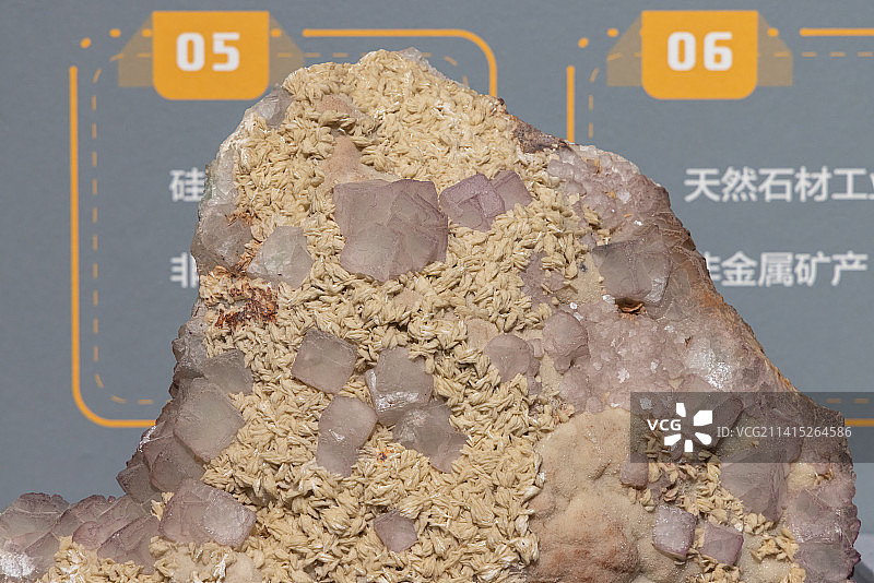 矿石：重晶石 与 萤石 产地：贵州晴隆图片素材