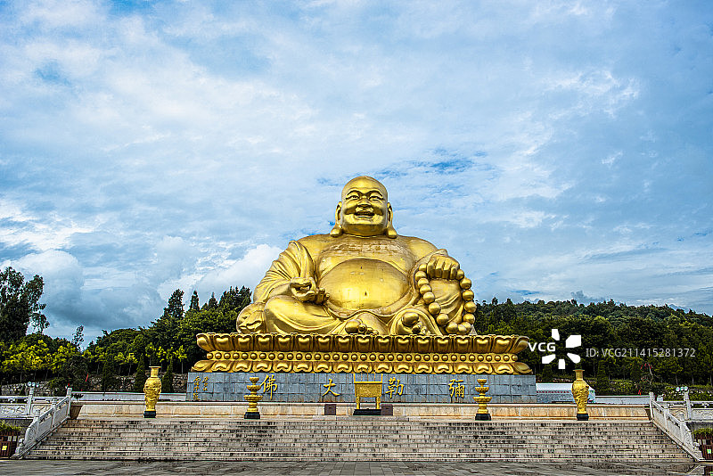 云南弥勒市锦屏山弥勒大佛与龙华宝塔图片素材