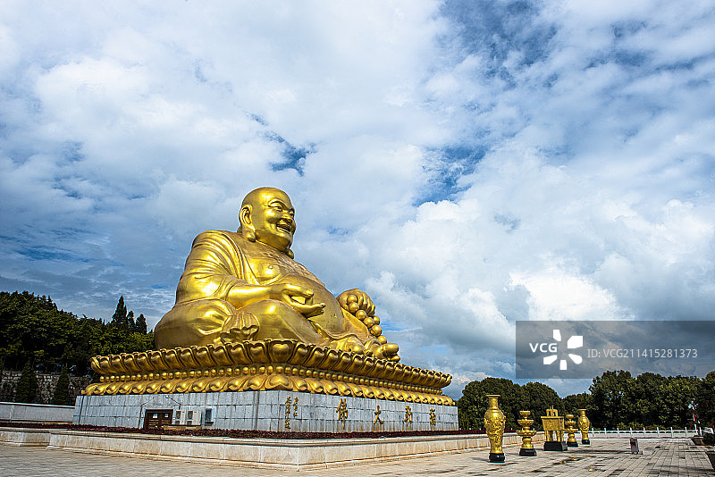 云南弥勒市锦屏山弥勒大佛与龙华宝塔图片素材