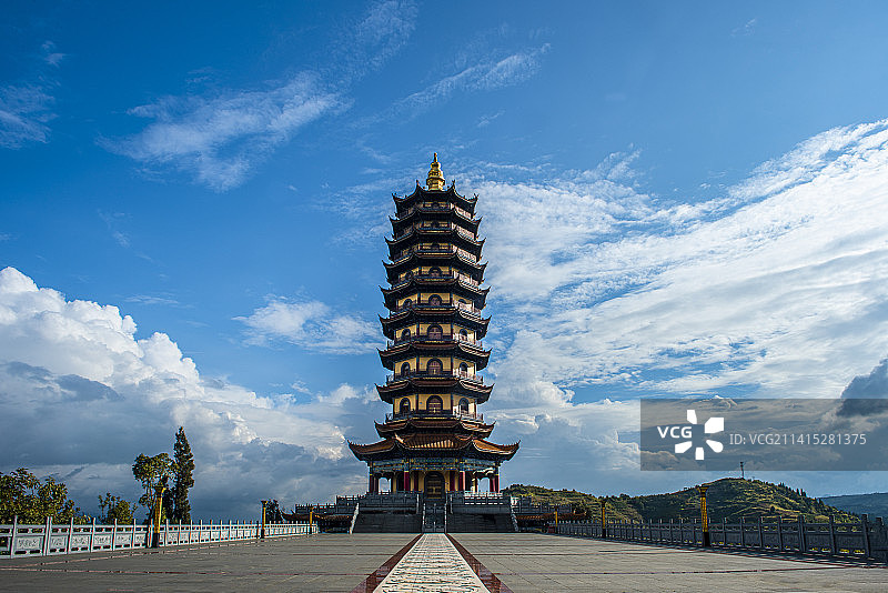 云南弥勒市锦屏山弥勒大佛与龙华宝塔图片素材