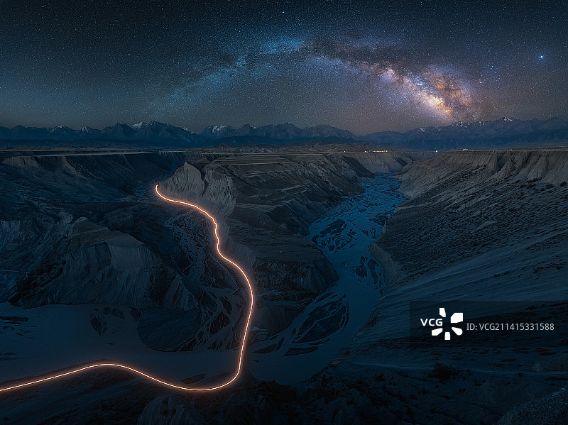 新疆安集海大峡谷的星空银河背景图片素材