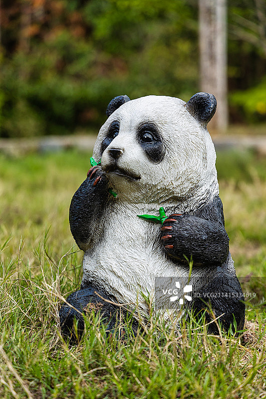 乡村公园可爱的熊猫动物雕塑景观图片素材