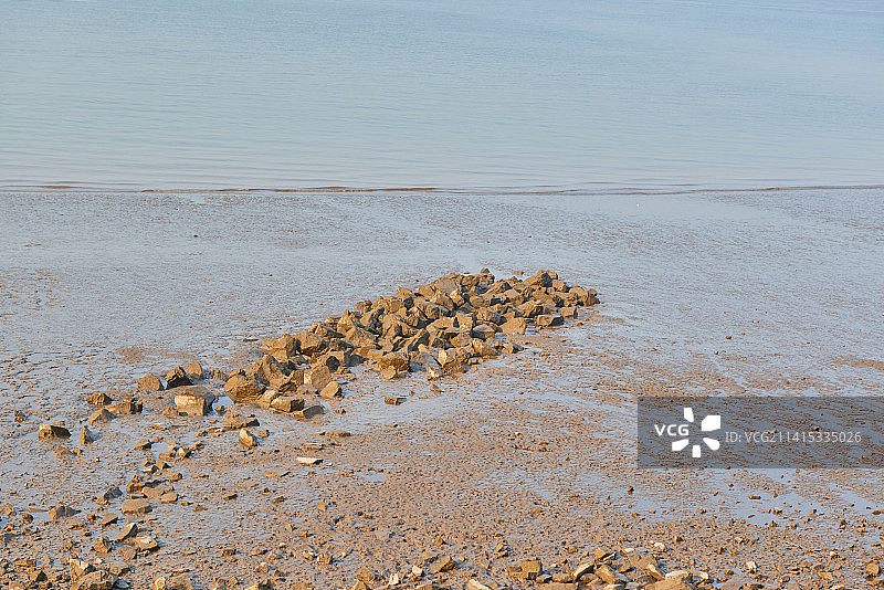 安静的江边和滩涂上的石头图片素材