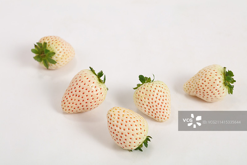 新鲜的白色草莓图片素材