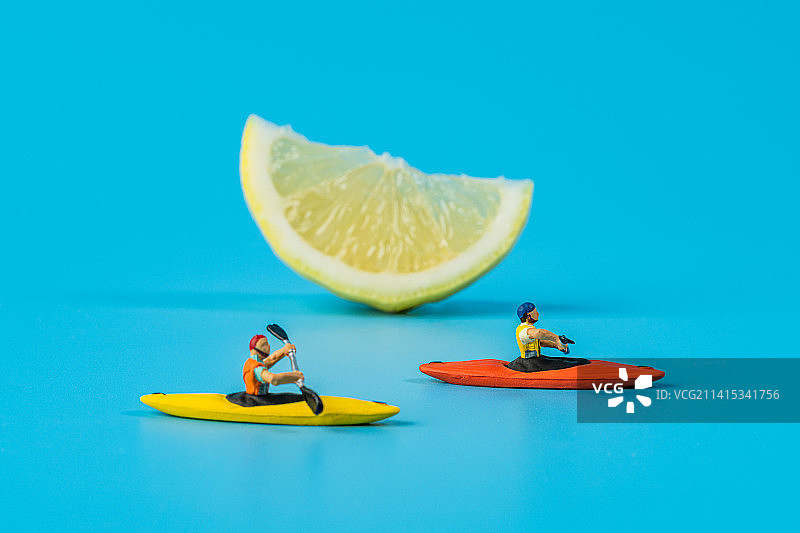 柠檬和皮划艇创意微缩景观图片素材
