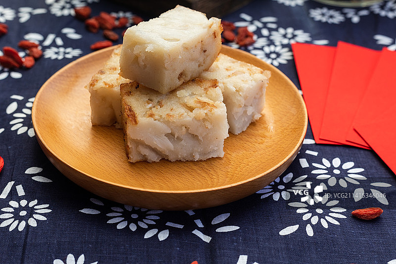 春节年味美食桌面上一碟美味的萝卜糕图片素材