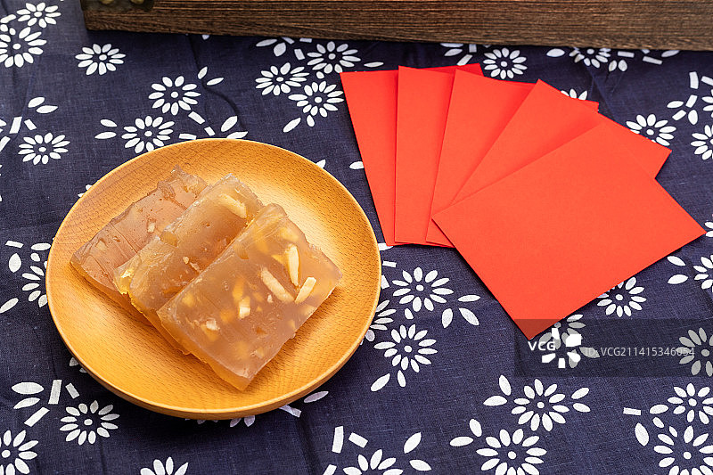 春节年味美食桌面上一碟美味的马蹄糕图片素材