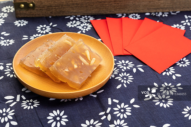 春节年味美食桌面上一碟美味的马蹄糕图片素材