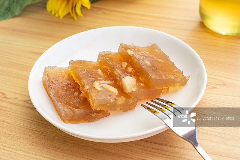 餐桌上的一碟美味的马蹄糕图片素材