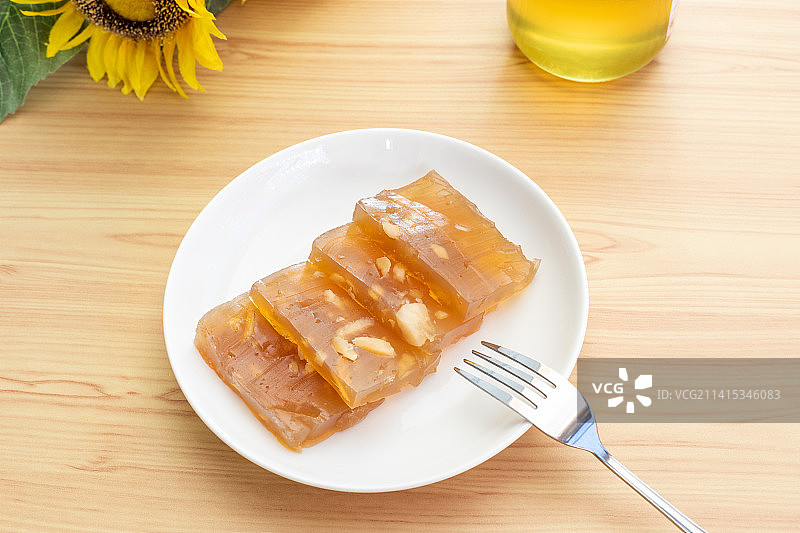 餐桌上的一碟美味的马蹄糕图片素材