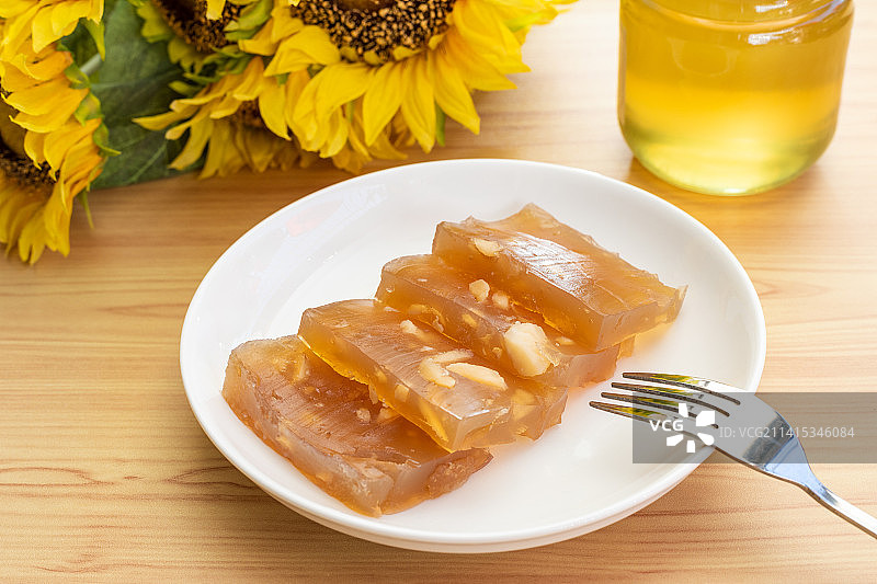 餐桌上的一碟美味的马蹄糕图片素材