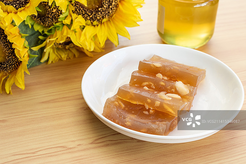 餐桌上的一碟美味的马蹄糕图片素材