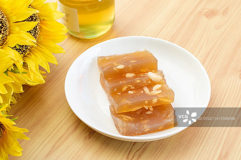 餐桌上的一碟美味的马蹄糕图片素材