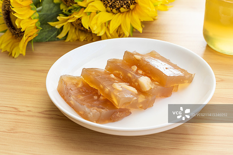 餐桌上的一碟美味的马蹄糕图片素材