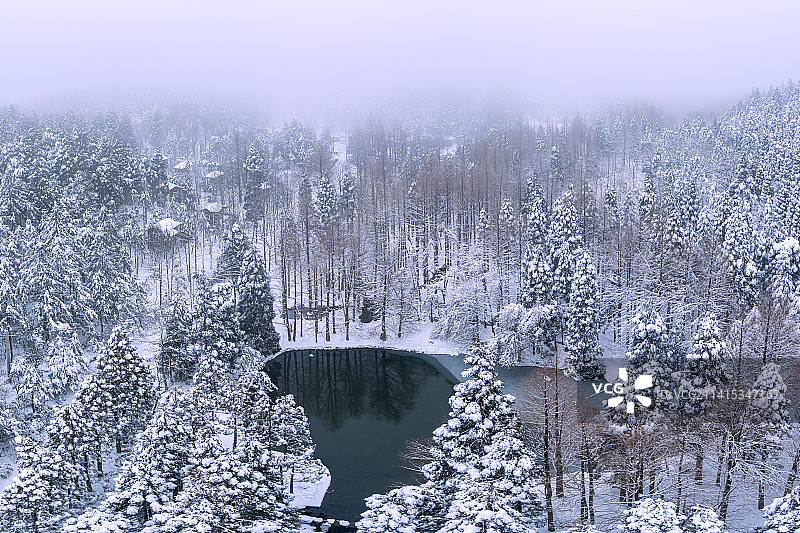 金华山森林露营基地小西湖林区冬季雪景航拍图片素材