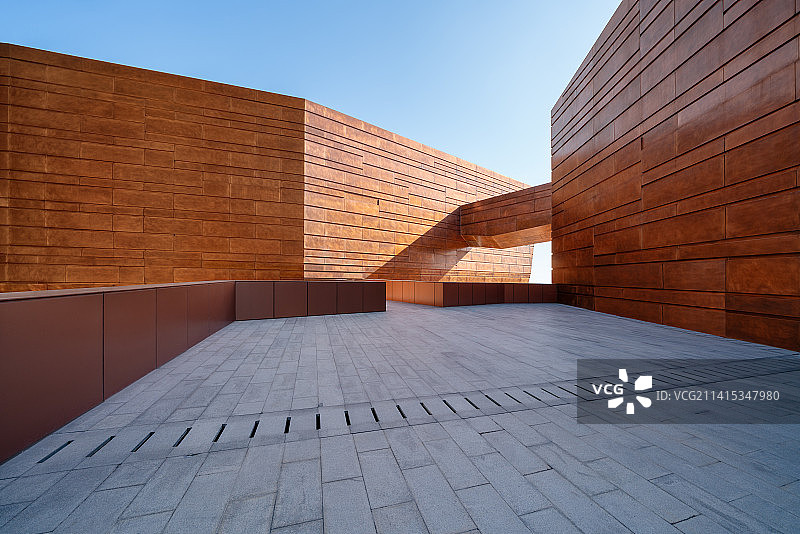 上海世博会博物馆天际线和宽阔的大理石广场图片素材