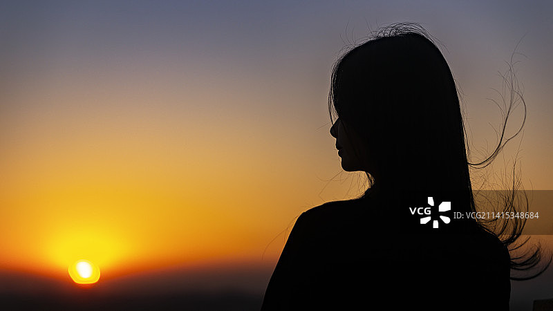 亚洲女孩日落剪影图片素材