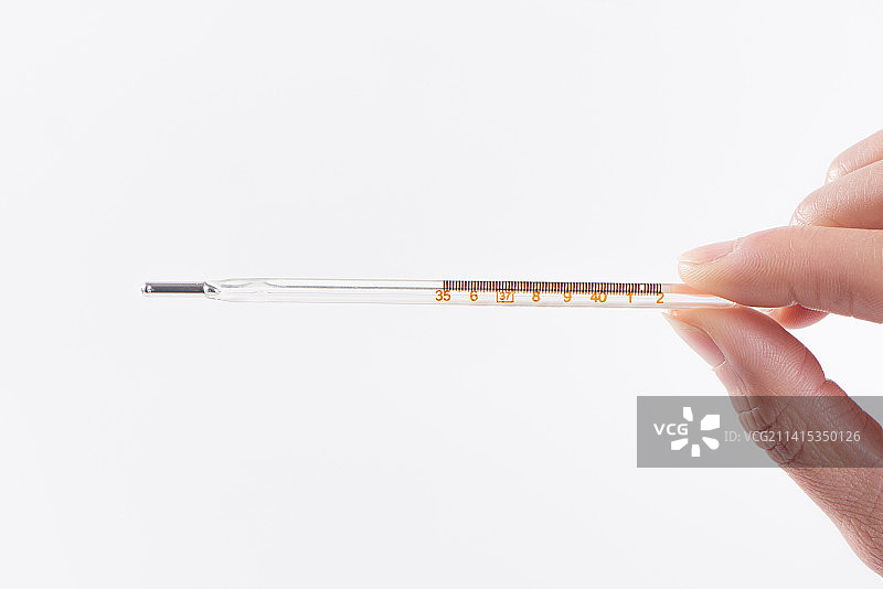 白色背景上手拿体温计测体温图片素材