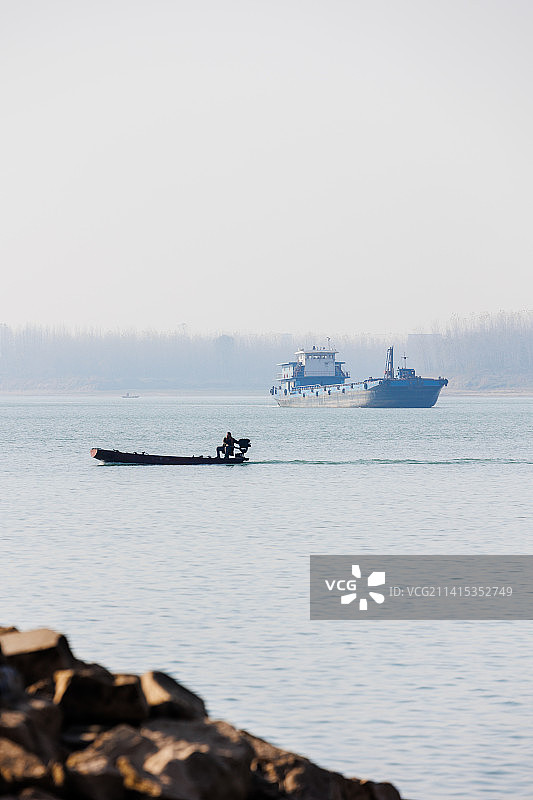 冬天常德沅江中行驶的船图片素材