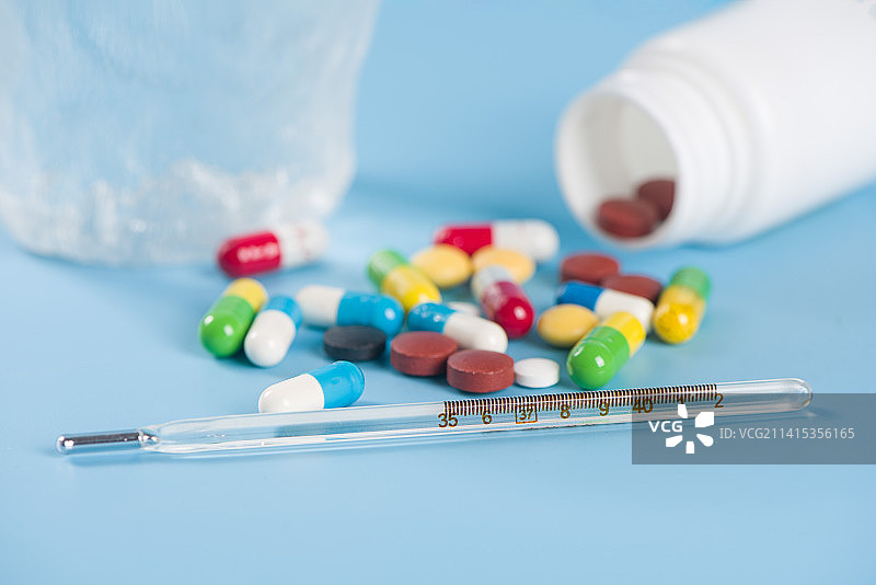 量体温发烧感冒吃药图片素材