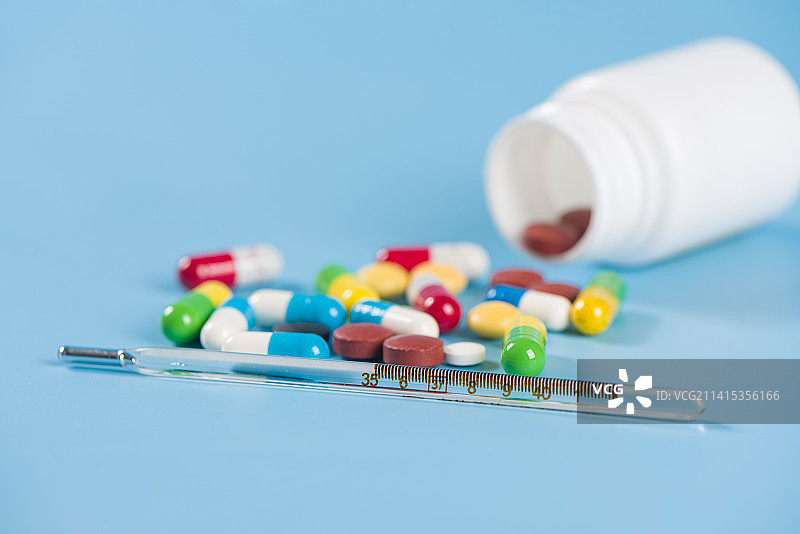 量体温发烧感冒吃药图片素材