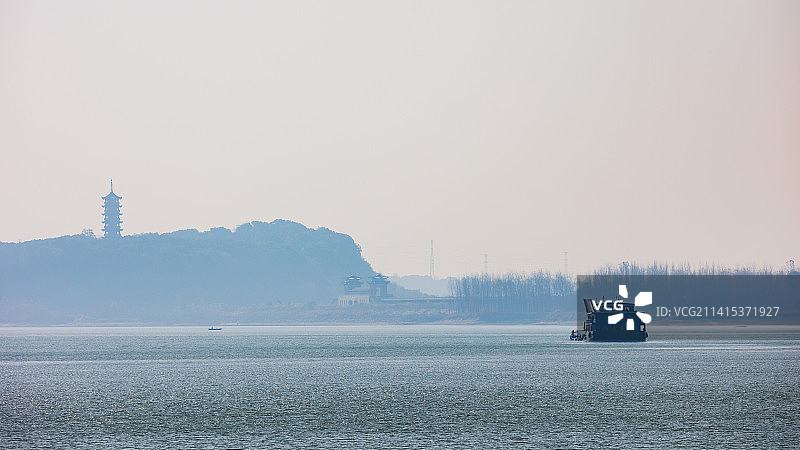 冬日江边山与塔图片素材