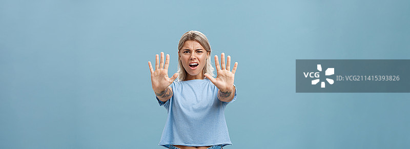 强烈不满和恼怒的画像图片素材