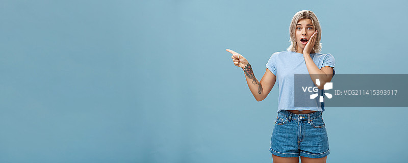 穿着T恤的惊讶担忧的金发女子半身照图片素材