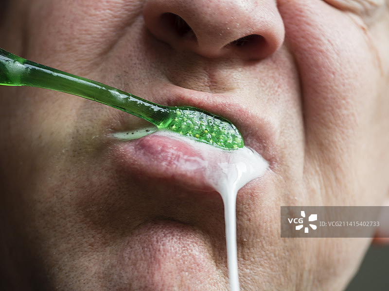 男人刷牙的特写镜头图片素材