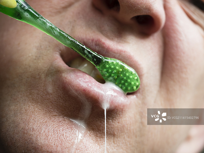 男人刷牙的特写镜头图片素材