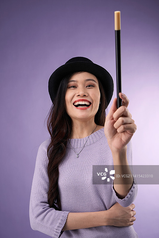 戴着高顶礼帽和魔术棒的中国女人，马来西亚图片素材