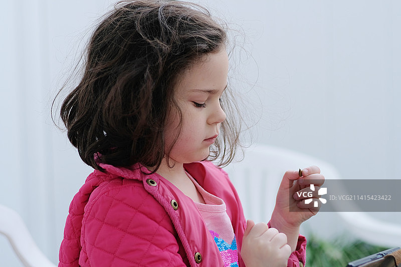 在纽约后院玩小物件的可爱女孩图片素材