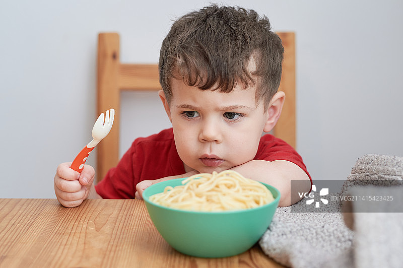 在纽约午餐时玩食物的男孩图片素材